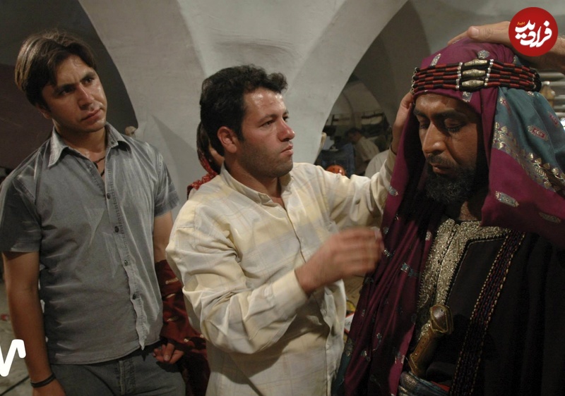 عکس| سفر به تاریخ؛ بستن سربند «ابن زیاد» در پشتصحنه سریال «مختارنامه» عکس| سفر به تاریخ؛ بستن سربند «ابن زیاد» در پشتصحنه سریال «مختارنامه»