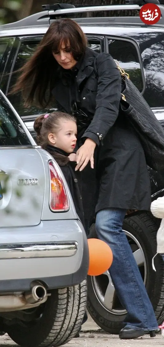 monica-bellucci-daughter-jump-23
