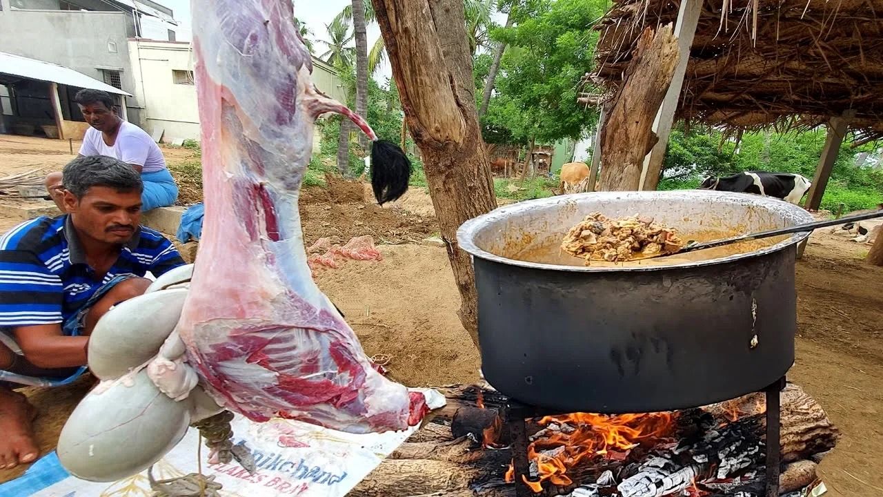 (ویدئو) پخت تماشایی 20 کیلوگرم کاری بز توسط اهالی یک روستا در هند