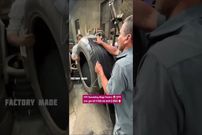 (ویدئو) مهارت شگفت انگیز هندی ها در نو کردن لاستیک های بزرگ کهنه
