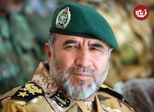 عکس؛ سفر به تاریخ؛ «امیر کیومرث حیدری، فرمانده نیروی زمینی ارتش» در حال خوش و بش با «سردار سلیمانی»