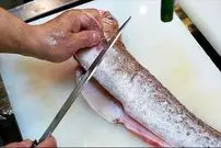 ببینید| غذای خیابانی در ژاپن؛ ماهی کاسک سرخ شده با گل کلم در توکیو