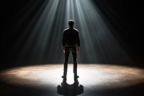«اثر نورافکن» چیست؟ چرا فکر می‌کنیم دیگران دارند به ما توجه می‌کنند؟