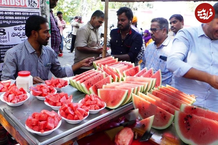ببینید؛ غذای خیابانی در هند؛ مهارت میوه فروش حیدرآبادی در برش هندوانه