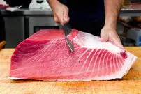 (ویدئو) فرآیند برش ماهی تن 300 کیلویی برای تهیه ساشیمی توسط سرآشپز تایوانی