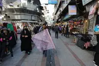 عکس| سفر به ایران قدیم؛ تهرانی ها در حال خرید در کوچه برلن؛ دهه 50