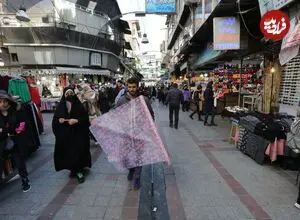 عکس| سفر به ایران قدیم؛ تهرانی ها در حال خرید در کوچه برلن؛ دهه 50