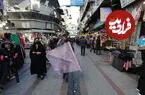 عکس| سفر به ایران قدیم؛ تهرانی ها در حال خرید در کوچه برلن؛ دهه 50