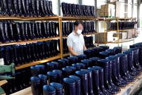 ببینید؛ فرآیند انبوه تولید چکمه های پلاستیکی در کارخانه ای در کره جنوبی