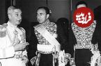 سفر در زمان؛ یادداشت‌های علم، دوشنبه ۲۷ آذر ۱۳۵۱: سیمون، پادشاه [پیشین] بلغارستان خیلی بدبخت شده؛ با یک آلمانی شریک شده، می خواهد ماهی و خوراکهای لوکس به آلمان صادر کند