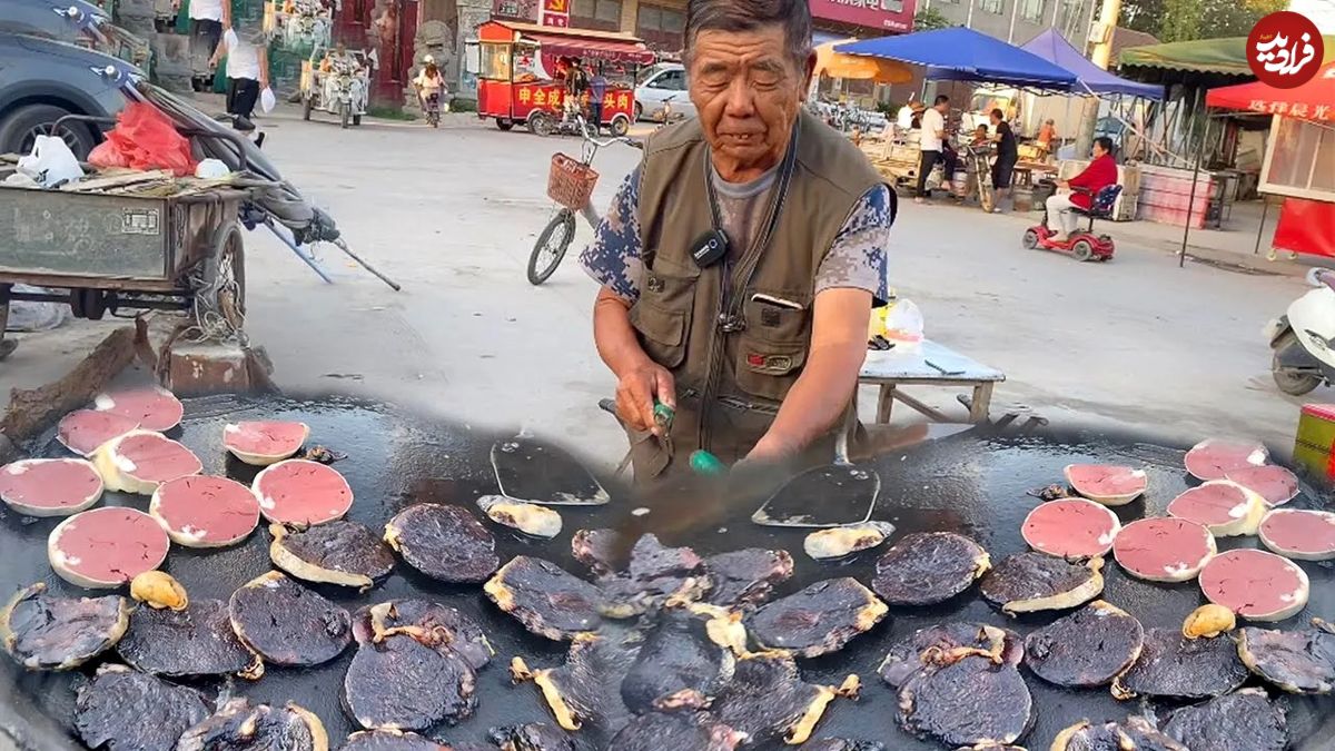 (ویدئو) غذای خیابانی در هنگ کنگ؛ نحوه پخت و سرو سوسیس خون