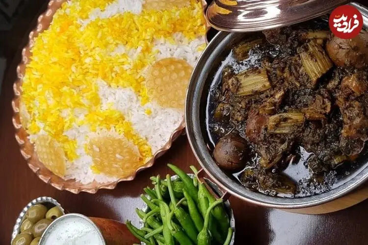 ببینید| غذای روستایی در ایران؛ پخت خورشت کرفس در روستایی سرسبز در شمال