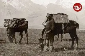 عکس| سفر در زمان؛ تصویری از تجار و کاروان شترهای شان در یک قرن قبل