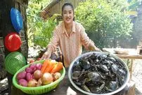 ببییند| غذای روستایی در چین؛ پخت یک غذای محلی با خرچنگ گِلی 