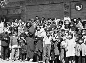 عکس| سفر زمان؛ «زنان اصفهانی» در استقبال از ملکه هلند؛ 63 سال قبل