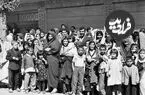 عکس| سفر زمان؛ «زنان اصفهانی» در استقبال از ملکه هلند؛ 63 سال قبل
