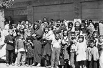 عکس| سفر زمان؛ «زنان اصفهانی» در استقبال از ملکه هلند؛ 63 سال قبل