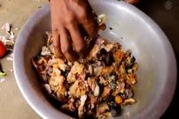 (ویدئو) پخت کله پاچه بزغاله به شیوه جالب این زن و مرد روستایی در بنگال غربی