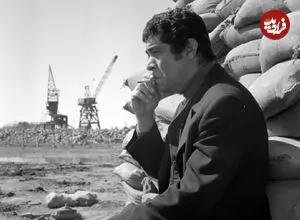 عکس| سفر در زمان؛ «بهروز وثوقی» در کنار «ایرج قادری» در پشت صحنه فیلم بت؛ سال 55