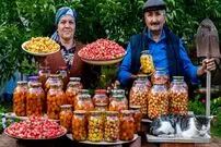 ببینید| غذای روستایی در آذربایجان؛ برداشت سیب گلاب از باغ و تهیه مربا با آن