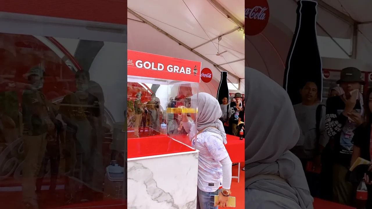(ویدئو) این دختر مالزیایی هر دو شمش طلای یک کیلوگرمی کوکا کولا را از دریچه شانس خارج کرد!