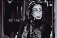 عکس| سفر در زمان؛ «جمیله فردین» بر سر مزار برادرش «محمدعلی فردین»؛ سال 1403