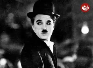 عکس| سفر در زمان؛ «چارلی چاپلین» در صحنه ای از فیلم «خیابان آرام»؛ سال 1295