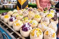 ببینید| غذای خیابانی در تایلند؛ تهیه یک غذای محبوب با نارگیل، برنج و دوریان در بانکوک
