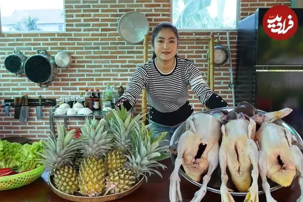 ببینید| غذای روستایی در کامبوج؛ پخت یک غذای سنتی با اردک، آناناس و سبزیجات