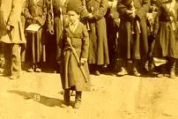 عکس| سفر به ایران قدیم؛ مقامات نظامی و کودکان درباری در میدان مشق تهران در دوران قاجار