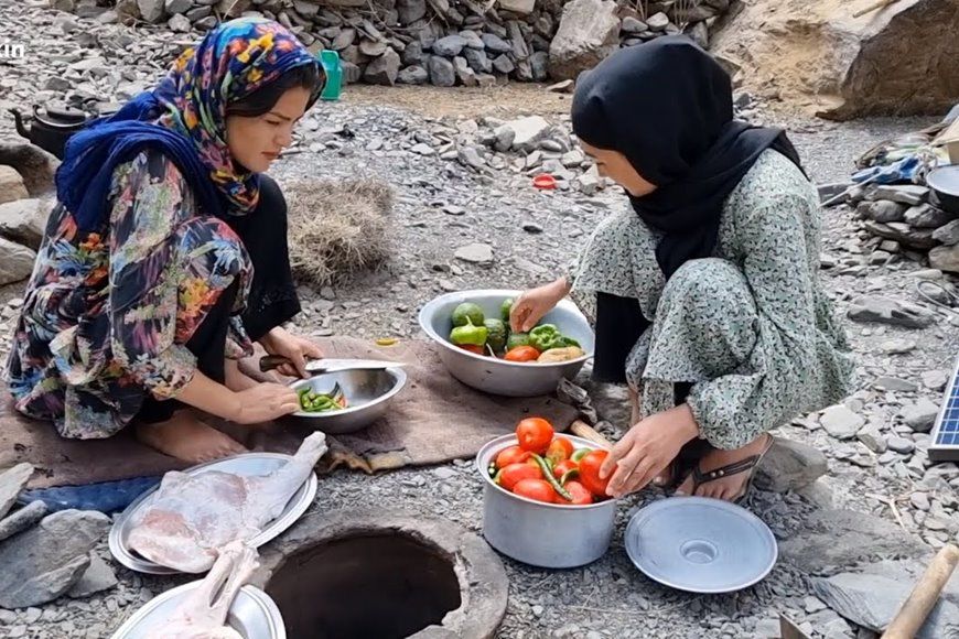(ویدئو) غذاهای روستایی: پخت یک غذای متفاوت با ران گوسفند توسط دو بانوی عشایری افغانستانی