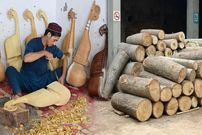 ببینید؛ مراحل دیدنی ساخت ساز رباب (Rabab) از چوب درخت توت در افغانستان