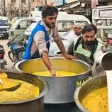 ببینید| غذای خیابانی در پاکستان؛ تهیه میلک شیک و آب انبه توسط فروشنده های ماهر در کراچی