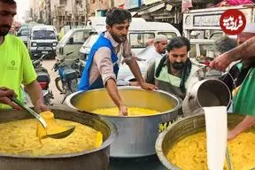 ببینید| غذای خیابانی در پاکستان؛ تهیه میلک شیک و آب انبه توسط فروشنده های ماهر در کراچی