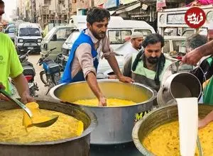 ببینید| غذای خیابانی در پاکستان؛ تهیه میلک شیک و آب انبه توسط فروشنده های ماهر در کراچی