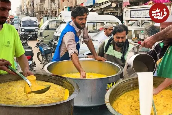 ببینید| غذای خیابانی در پاکستان؛ تهیه میلک شیک و آب انبه توسط فروشنده های ماهر در کراچی