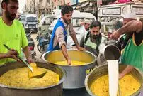 ببینید| غذای خیابانی در پاکستان؛ تهیه میلک شیک و آب انبه توسط فروشنده های ماهر در کراچی
