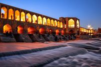 عکس؛ سفر به تاریخ؛ بساط کاهو سکنجبین فروشی در کنار پل خواجو؛ سال 43