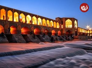 عکس؛ سفر به تاریخ؛ بساط کاهو سکنجبین فروشی در کنار پل خواجو؛ سال 43
