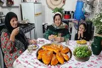 ببینید| غذای روستایی در ایران؛ پخت پیراشکی گوشت در روستایی کوهستانی