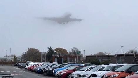 (ویدئو) تصویر زیبای بیرون آمدن هواپیما از مه را ببینید