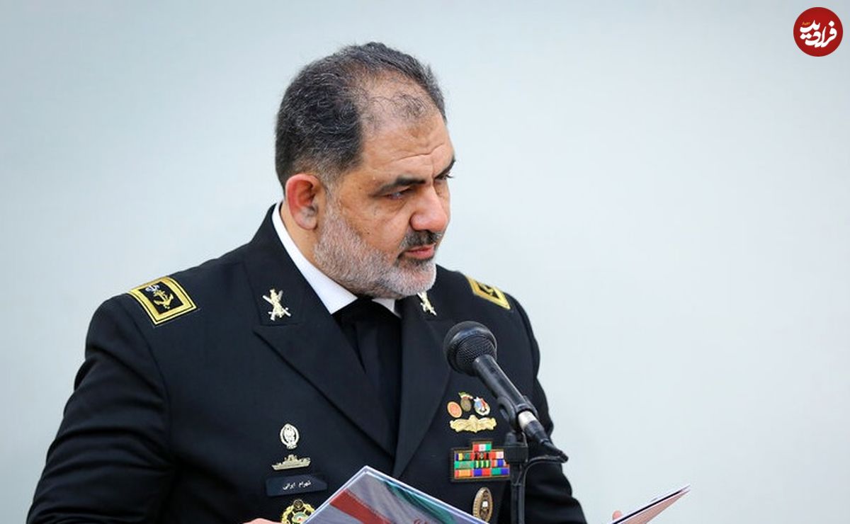 عکس؛ سفر به تاریخ؛ «امیر شهرام ایرانی، فرمانده نیروی دریایی» در کنار فرزند خردسال شهید؛ سال 1401