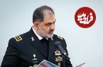 عکس؛ سفر به تاریخ؛ «امیر شهرام ایرانی، فرمانده نیروی دریایی» در کنار فرزند خردسال شهید؛ سال 1401