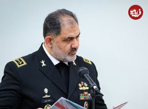 عکس؛ سفر به تاریخ؛ «امیر شهرام ایرانی، فرمانده نیروی دریایی» در کنار فرزند خردسال شهید؛ سال 1401