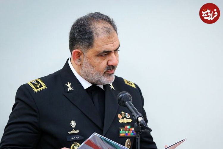 عکس؛ سفر به تاریخ؛ «امیر شهرام ایرانی، فرمانده نیروی دریایی» در کنار فرزند خردسال شهید؛ سال 1401