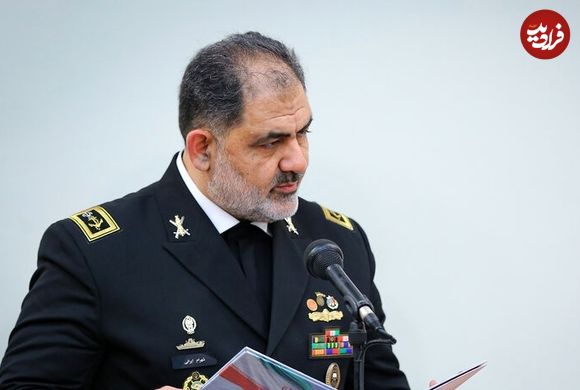 عکس؛ سفر به تاریخ؛ «امیر شهرام ایرانی، فرمانده نیروی دریایی» در کنار فرزند خردسال شهید؛ سال 1401
