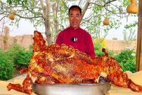 ببینید؛ غذای روستایی در چین؛ کباب کردن بره کامل در تنور به سبک آشپز معروف چینی