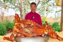 ببینید؛ غذای روستایی در چین؛ کباب کردن بره کامل در تنور به سبک آشپز معروف چینی