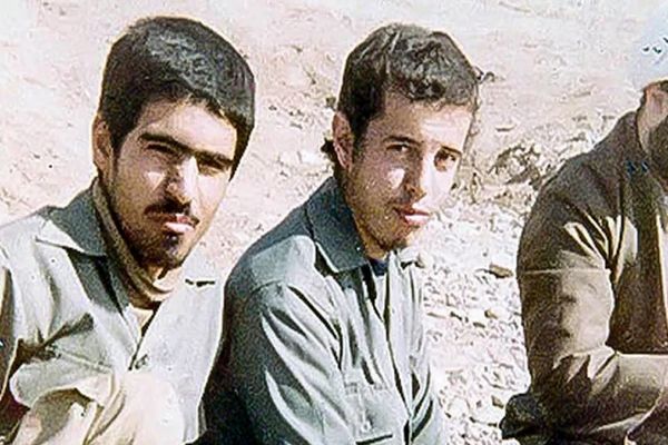 عکس؛ سفر به تاریخ؛ عکس یادگاری «شهید حسن باقری، برادر سرلشکر باقری» با لاستیک پنجر خودرو؛ سال 59