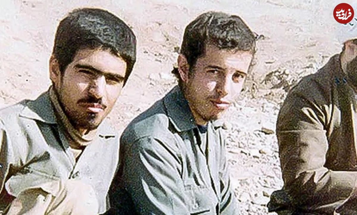 عکس؛ سفر به تاریخ؛ عکس یادگاری «شهید حسن باقری، برادر سرلشکر باقری» با لاستیک پنجر خودرو؛ سال 59